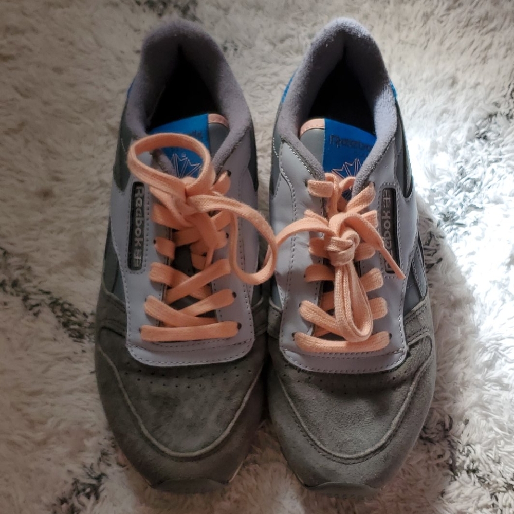 Beautiful reebok sneakers.